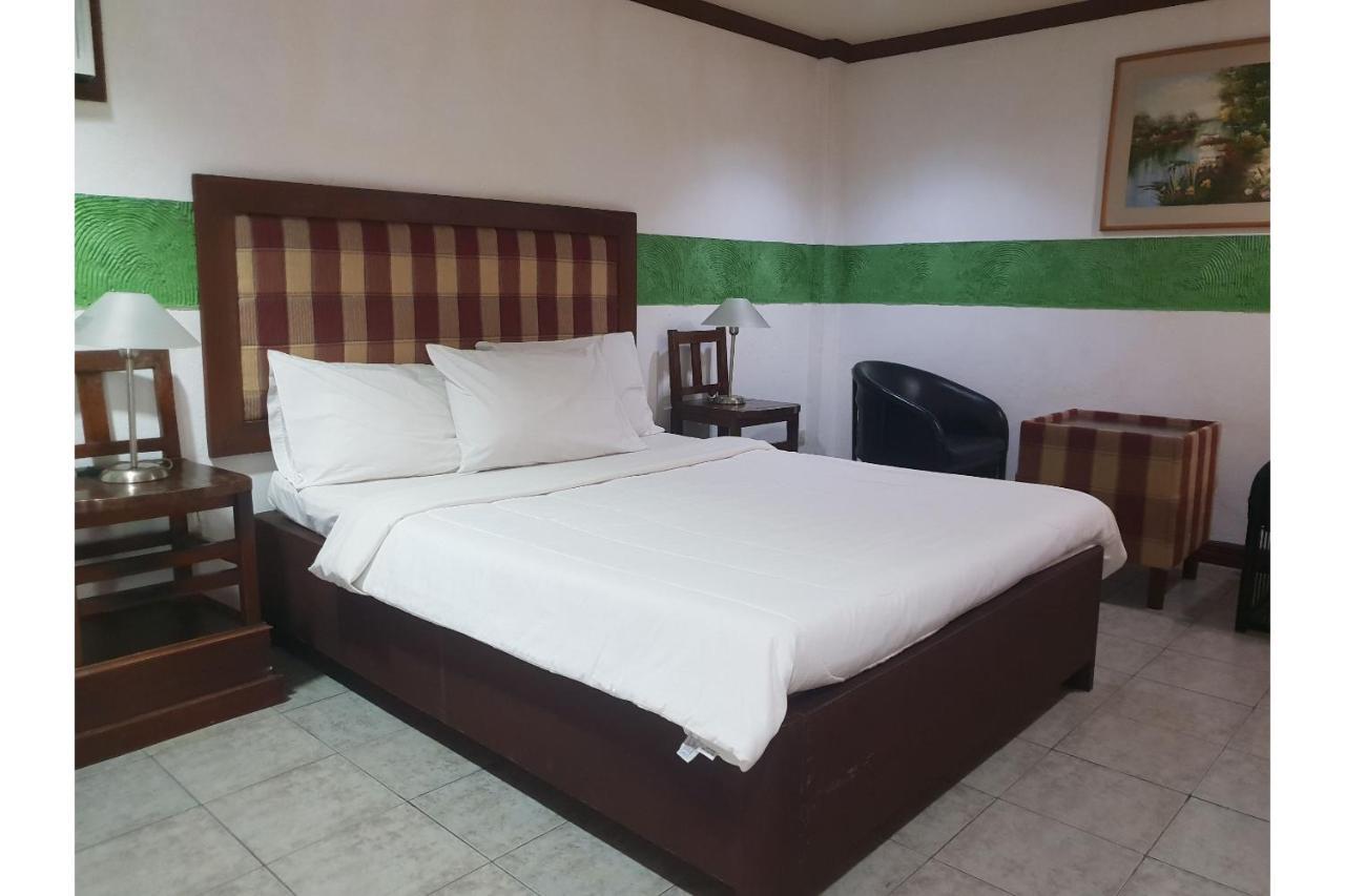 Saltimboca Tourist In Hotell Bacolod Exteriör bild