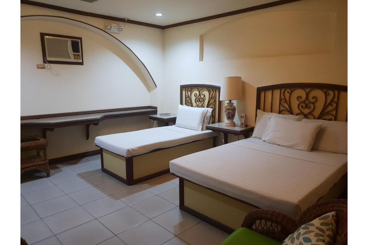Saltimboca Tourist In Hotell Bacolod Exteriör bild