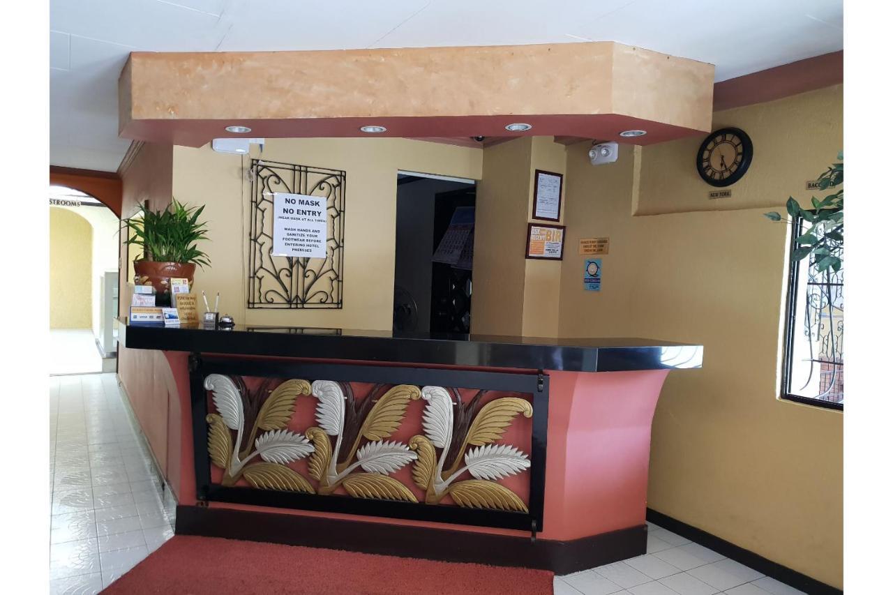Saltimboca Tourist In Hotell Bacolod Exteriör bild