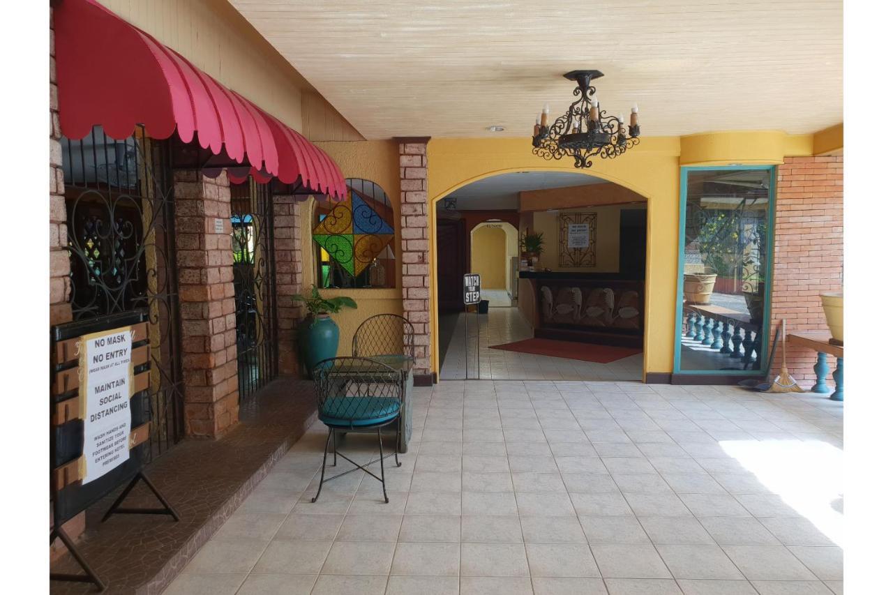 Saltimboca Tourist In Hotell Bacolod Exteriör bild
